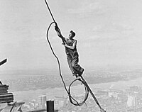 Dělník pracující na stavbě Empire State Building, 1930