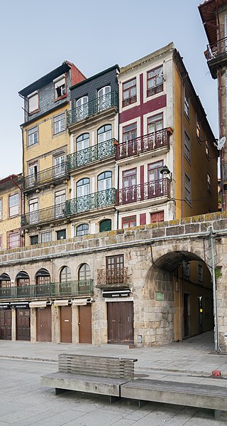 File:Cais da Ribeira in Porto (5).jpg