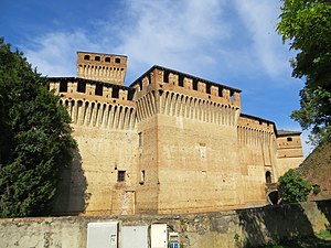 Castello (Montechiarugolo) - mastio e ala sud-ovest 2019-06-21.jpg