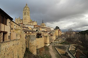 Catedral de Segovia, muralla suroeste y Cuesta de los Hoyos, desde el Museo de Segovia.jpg