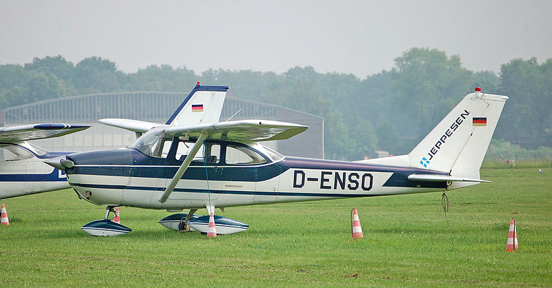 File:Cessna 172 (D-ENSO) 01.jpg