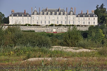 How to get to Château de Ménars with public transit - About the place