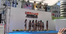Datei:Cheerleading-Formationen - Shimbashi - Tokyo area - 2018 7 26.webm