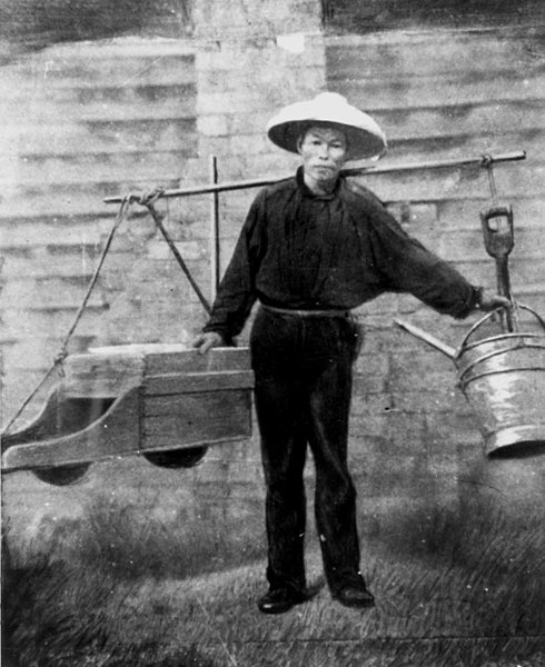 File:Chinese gold digger starting for work, ca. 1860s (7464839380).jpg