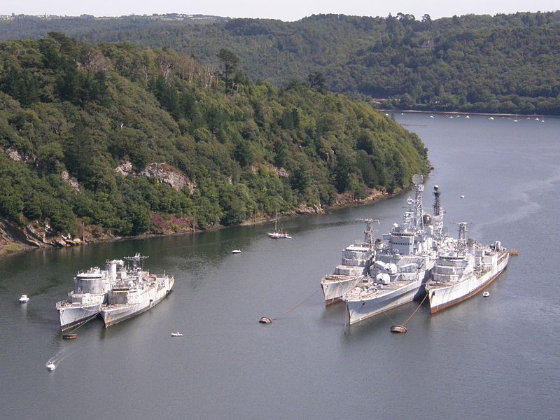 File:Cimetière de bateaux-LANDEVENNEC.jpg