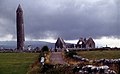 Clonmacnoise-02-Rundturm-Kirche-1989-gje.jpg