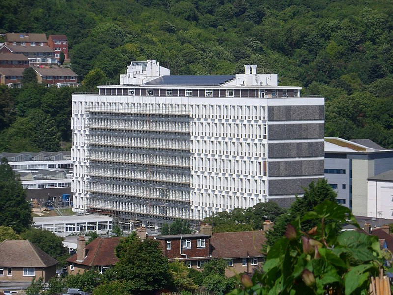 File:Cockcroft Building, University of Brighton, Lewes Road, Brighton (seen from Birling Close footpath).JPG