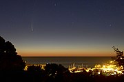 Cometa C/2020 F3 NEOWISE des de les altures de Cotlliure, França, a l'alba el 12 de juliol de 2020