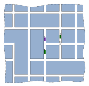 Схематическое изображение автомобильной погони; показана локальная часть (в игре виден весь город ~ 25×25); Фиолетовым цветом показана преследуемая машина, её водитель видит следующий за ним зелёный автомобиль, а второй для него скрыт и тот имеет более высокую скорость и идёт на опережение для того, чтобы встретить на встречной и остановить; преследуемый видит только последнюю позицию второй машины, которая показана серым цветом.