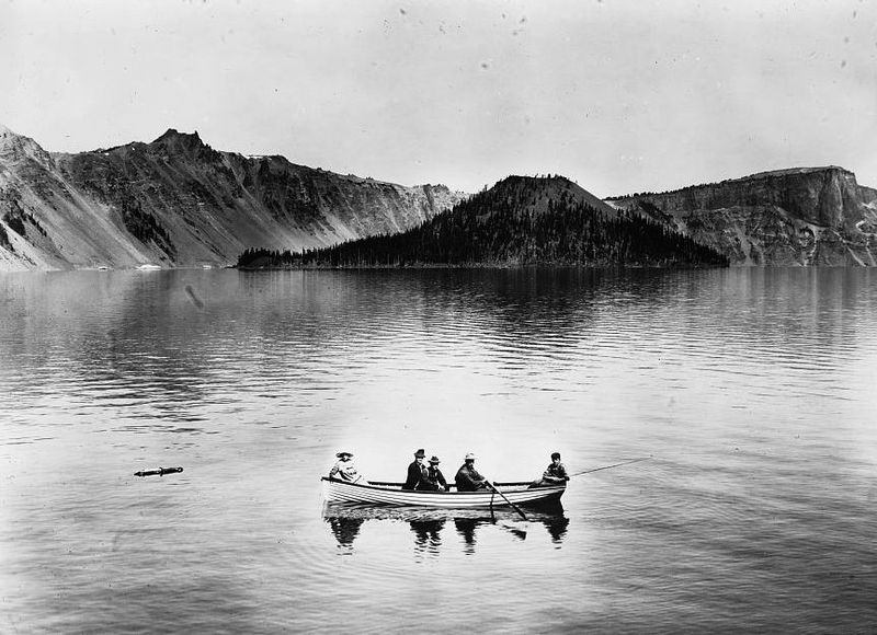 File:Crater Lake boat 1912.jpg