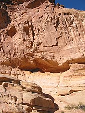 Typical "Moki Hut" placement in the crevice of the cliff Crnp moki cliff 041031.jpg