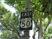 ป้ายทางหลวงสหรัฐหมายเลข 50 บนถนนคอนสติติวชัน (ถนนรัฐธรรมนูญ) ในวอชิงตัน ดี.ซี.