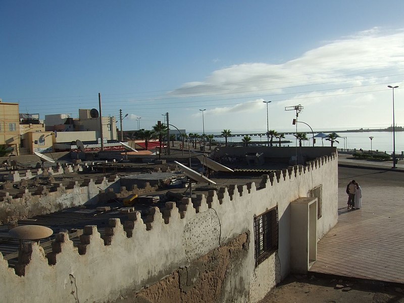 File:Dajla (Sahara Occidental) - Esquina entre la calle Essaouira y el paseo maritimo.jpg