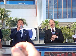 Dan Marino and Bill Cowher during a CBS Pre-game Show. Dan Marino, Bill Cowher en el CBS Pre-game Show (4406601512).jpg
