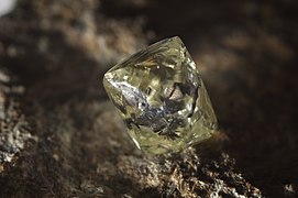 Cristal octaédrique de diamant verdâtre.