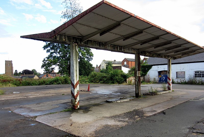 File:Disused petrol Station - geograph.org.uk - 3068619.jpg