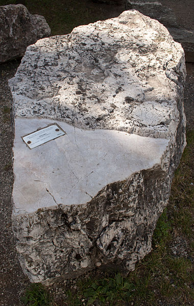 File:Dolomite, Gánt.jpg