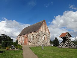 Dorfkirche Sassen Südostansicht mit Glockenstuhl