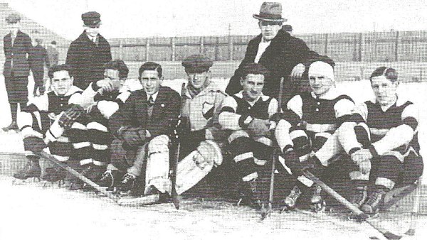 Władysław Szczepaniak (first from right) in Polonia's hockey team, early 1930s