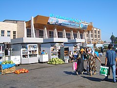 Marché devant la gare de Chou.