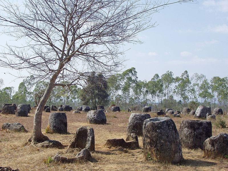 File:Ebene der Tonkrüge Laos.JPG