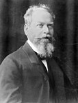 エトムント・フッサール(1859年-1938年)はオーストリアの哲学者。最初期の現象学者、形而上的には創始者である。マッハが否定的に評価し、物理的な研究を見送った領域を踏まえて、哲学を研究した。終期には、古典的な哲学と社会学的にも分岐した諸科学の危機にも論及した。