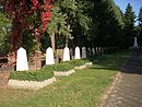 Cimetière principal avec chapelle du cimetière, crématorium, mémorial (octogone), cimetière d'honneur de l'armée soviétique, tombe pour les résistants antifascistes ainsi que diverses tombes et tombes