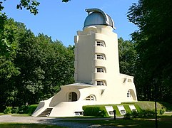 Arhitectura expresionistă: Turnul Einstein (Potsdam, aproape de Berlin), 1919–1922, de Erich Mendelsohn