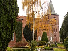 St.-Nicolai-Kirche Elsfleth von Norden, ganz links eine Ecke des Ostflügels