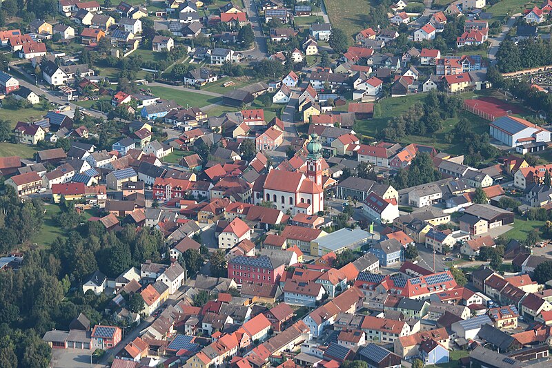 File:Eslarn Marktplatz Kirche Mariä Himmelfahrt 02 09 2016 01.JPG