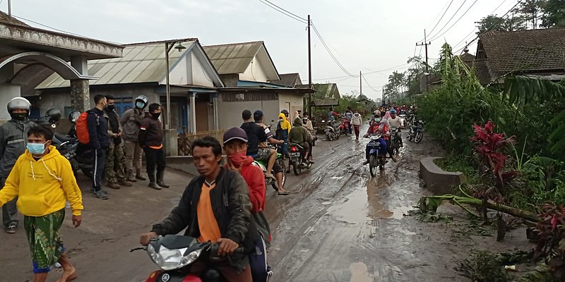 File:Evacuation in Lumajang Regency following the eruption of Mount Mahameru.jpg