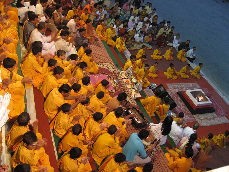 File:Evening prayers on the banks of Ganges, Muni ki Reti, Rishikesh.jpg