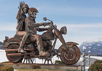 Escultura de aço de uma dupla de motociclistas em uma Harley-Davidson Fat Bob em uma rotatória da Rosental Strasse em Faak am See, distrito de Villach-Land, Caríntia, Áustria. (definição 7 042 × 4 895)