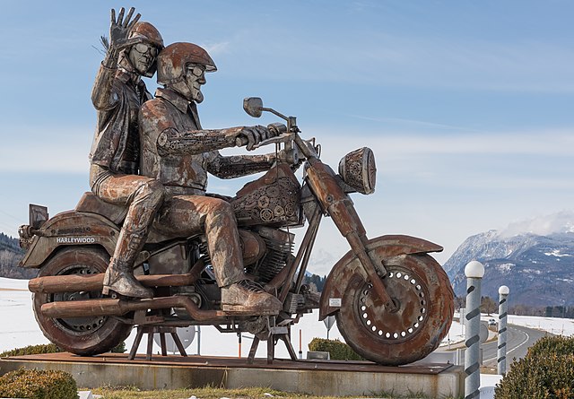 Памятник «Двое на мотоцикле „Харли-Дэвидсон“» в Финкенштайн-ам-Факер-Зе, Каринтия