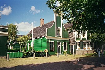 Het kruidenierswinkeltje uit de serie, in werkelijkheid de replica van de eerste Albert Heijn-winkel van NL, op de Zaanse Schans.