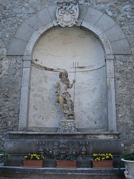 File:Forchtenstein, Neptunbrunnen.JPG