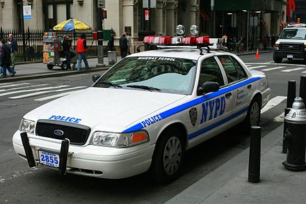Sebuah mobil patroli polisi. Departemen Kepolisian New York (NYPD) adalah badan kepolisian terbesar di Amerika Serikat.[141]