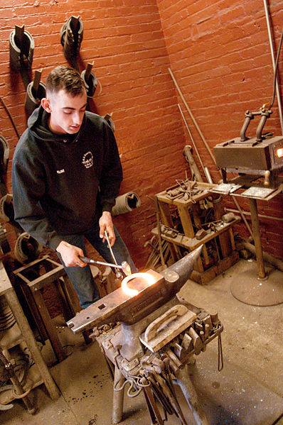 File:Forging footwear, Caisson Platoon farriers provide unique service to TOG 150408-A-FT656-121.jpg
