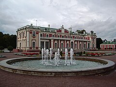 Vue de la façade avec un bassin.