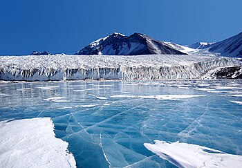 Foto: National Science Foundation Den blå isen som dekker Lake Fryxell, i den transantarktiske fjellkjede, kommer fra smeltet brevann fra Canada-breen og andre mindre breer. Ferskvannet forblir på toppen av innsjøen, hvor det fryser og holder saltvannet under.