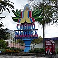 Placa alusiva ao Casino da Madeira com o Centro Internacional de Congressos ao fundo
