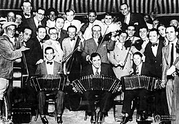 Gardel toca bandoneon 1933.jpg