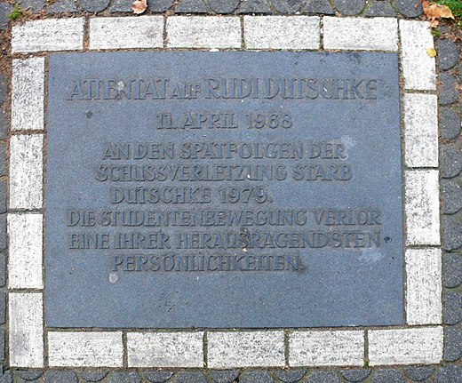 Herdenkingsplaquette voor Rudi Dutschke op kruising van Kurfürstendamm en Joachim-Friedrich Straße in Berlin-Wilmersdorf