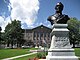 Vista del busto di Isaac Brock davanti al tribunale della contea di Leeds e Grenville