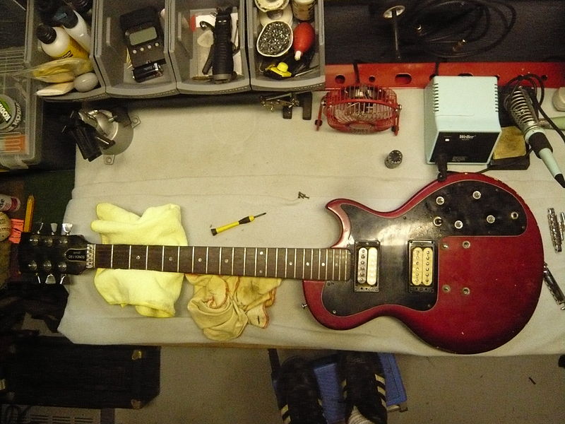 File:Gibson Sonex 180 Deluxe under repairing.jpg