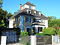 Villa des Malers Oswald Völkel (1873-1952) in der Grosostraße 10 in Gräfelfing, Landkreis München, Regierungsbezirk Oberbayern, Bayern. Als Baudenkmal in der Bayerischen Denkmalliste aufgeführt. Laut Denkmalliste nach Plänen von Völkel im Jahr 1914 erbaut.