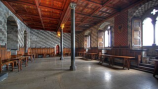 Saal im Schloss Chillon mit flacher Decke und Mittelsäulen