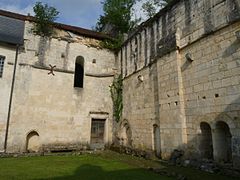 L'église et le croisillon nord, jouxtant la salle capitulaire.