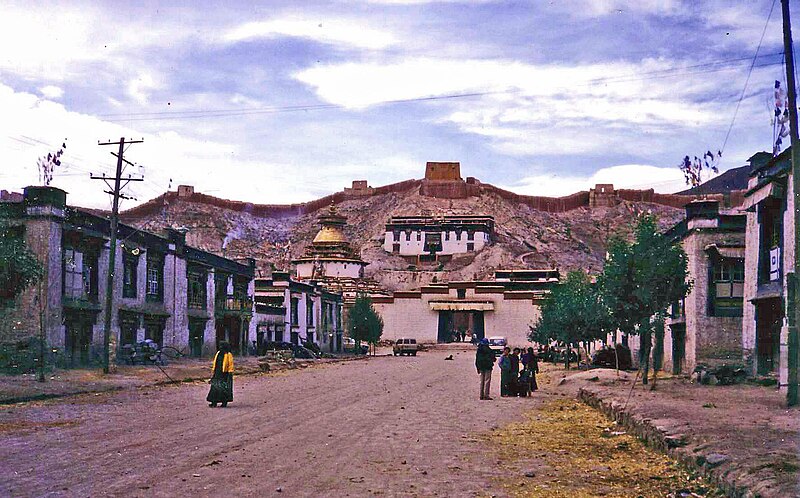 File:Gyantse with Kumbum & fort - Edited.jpg