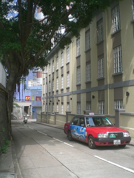 File:HK Sheung Wan 4 Hospital Road Gov Quarters Taxi.JPG